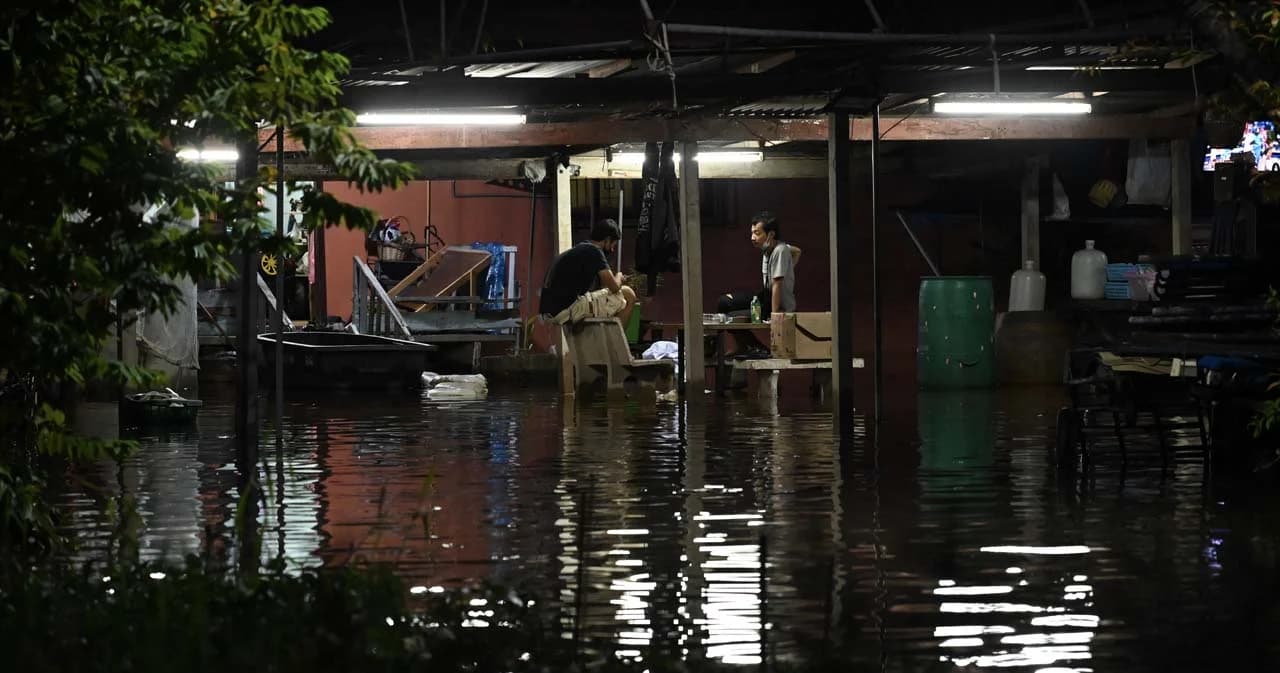 สรุป ครม. เยียวยาน้ำท่วมรอบล่าสุด สูงสุดครัวเรือนละ 9,000 บาท เช็กเงื่อนไขและหลักเกณฑ์ ที่นี่