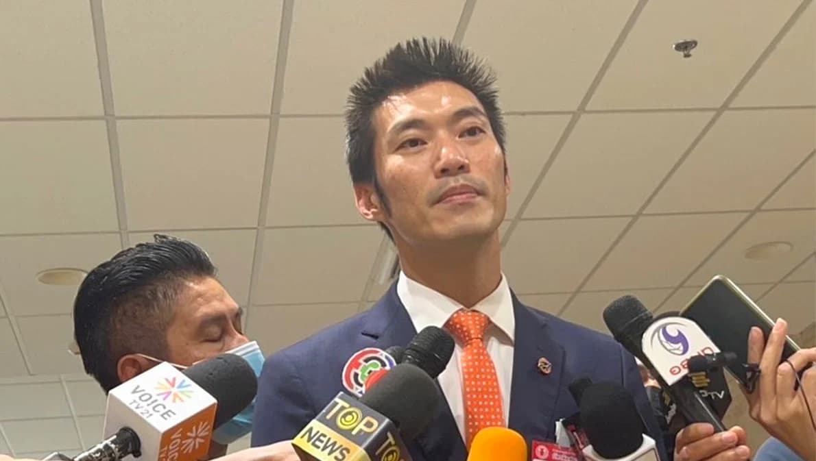 ‘ธนาธร’ ชี้สูตรหาร 100 ทำเสียเปรียบ ‘ก้าวไกล’ พร้อมเข้าสู่การเลือกตั้ง