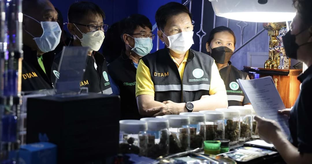 สธ.ร่วม ตร.-กทม.เข้มลงพื้นที่ทองหล่อตรวจสอบให้ความรู้การใช้กัญชา