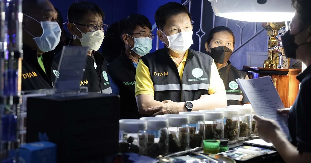 สธ.ร่วม ตร.-กทม.เข้มลงพื้นที่ทองหล่อตรวจสอบให้ความรู้การใช้กัญชา