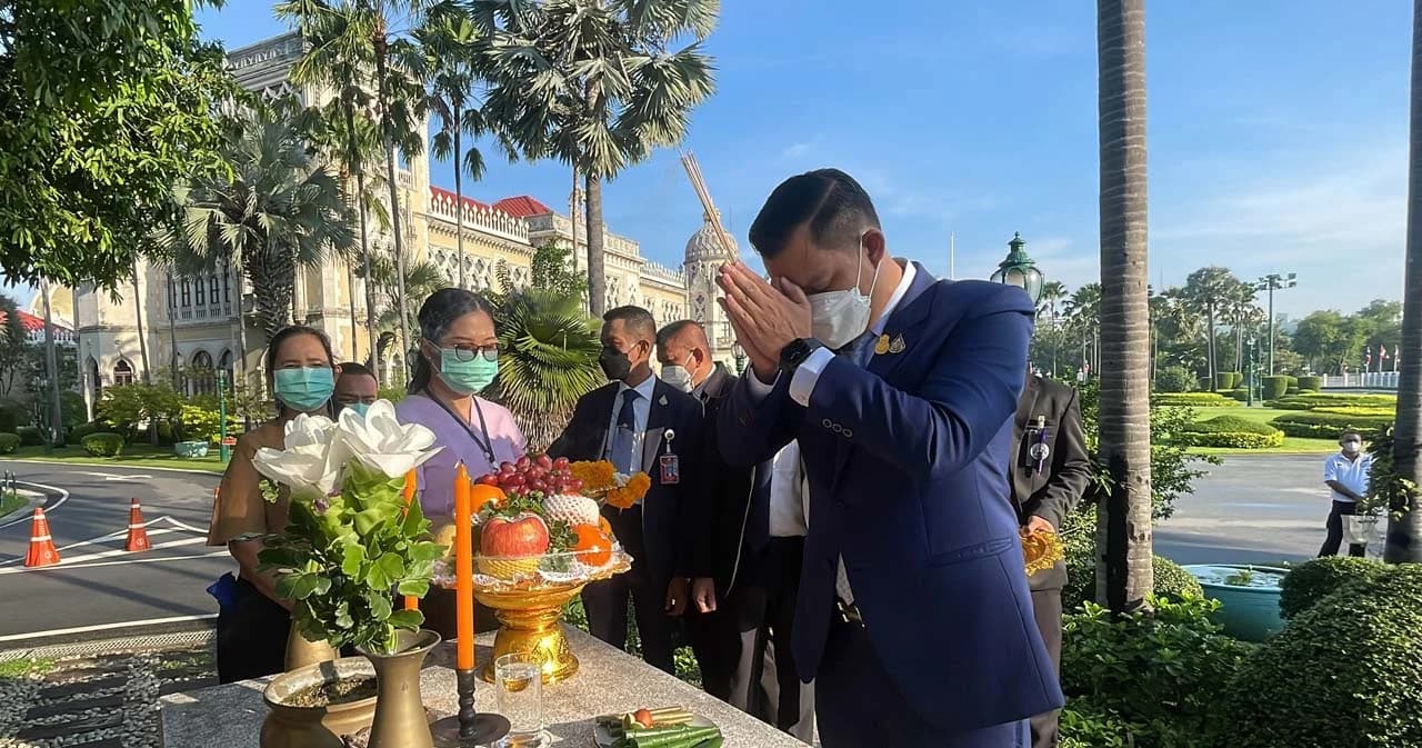 ‘ธนกร’ สักการะสิ่งศักดิ์สิทธิ์ประจำทำเนียบฯ ก่อนเข้าทำงาน รมต.ประจำสำนักนายกฯ วันแรก