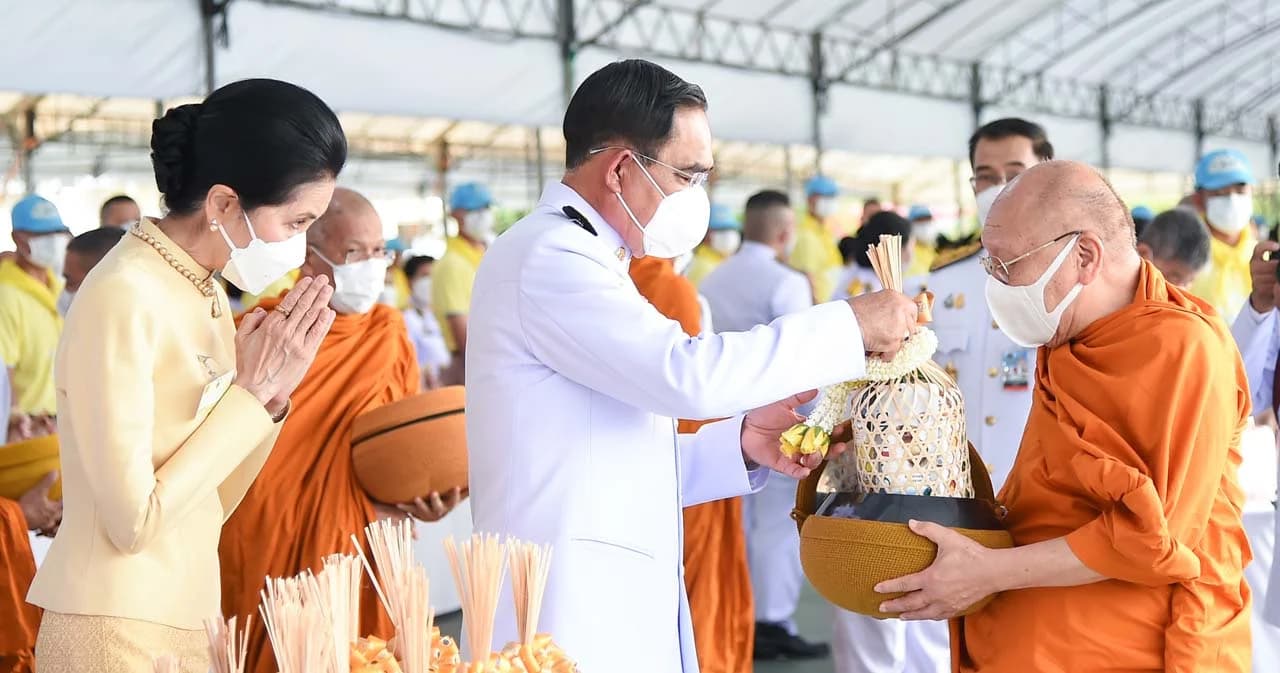 นายกฯ นำครม. ร่วมทำบุญตักบาตรพระ 189 รูป วันพ่อแห่งชาติ