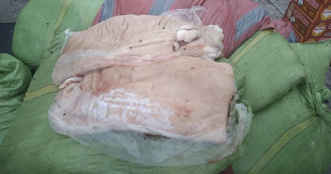 จับอีก ลักลอบขนซากหมู 1,500 กิโลกรัม ซุกกระสอบผ้ามือ 2 จากชายแดนเพื่อนบ้าน