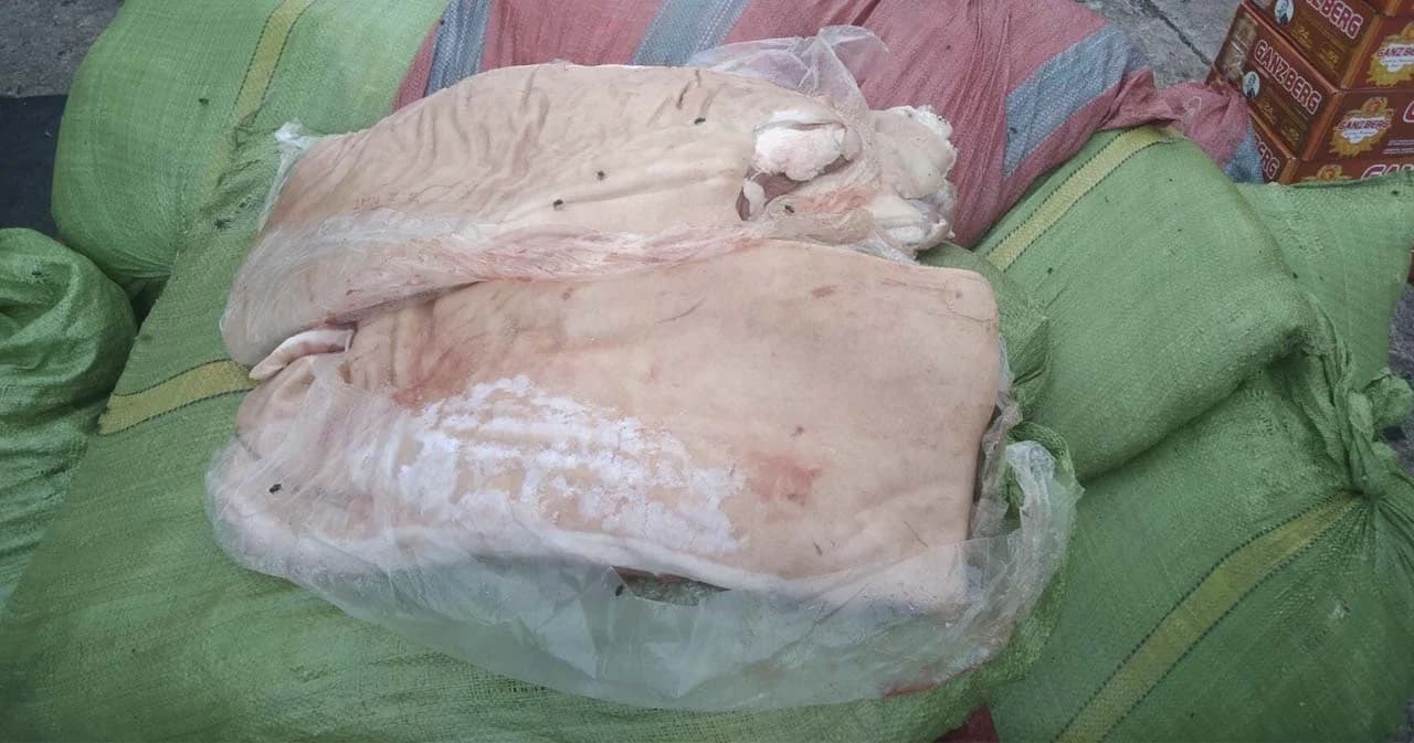จับอีก ลักลอบขนซากหมู 1,500 กิโลกรัม ซุกกระสอบผ้ามือ 2 จากชายแดนเพื่อนบ้าน
