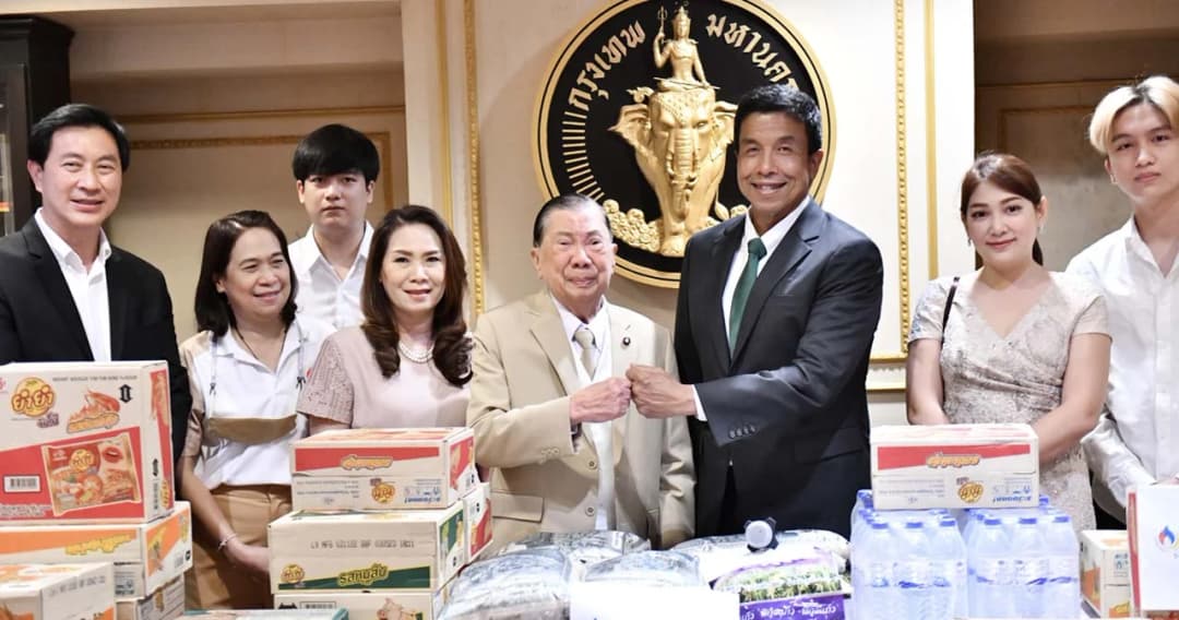 ‘ชวลิต ยงใจยุทธ’ ปรากฏตัว มอบสิ่งของให้ผู้ประสบภัย-ยากไร้ ผ่านผู้ว่าฯ ชัชชาติ