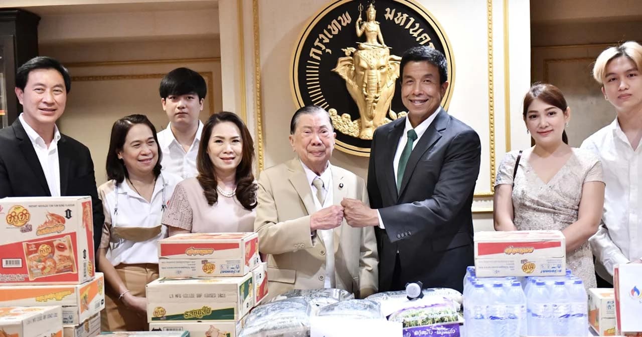 ‘ชวลิต ยงใจยุทธ’ ปรากฏตัว มอบสิ่งของให้ผู้ประสบภัย-ยากไร้ ผ่านผู้ว่าฯ ชัชชาติ