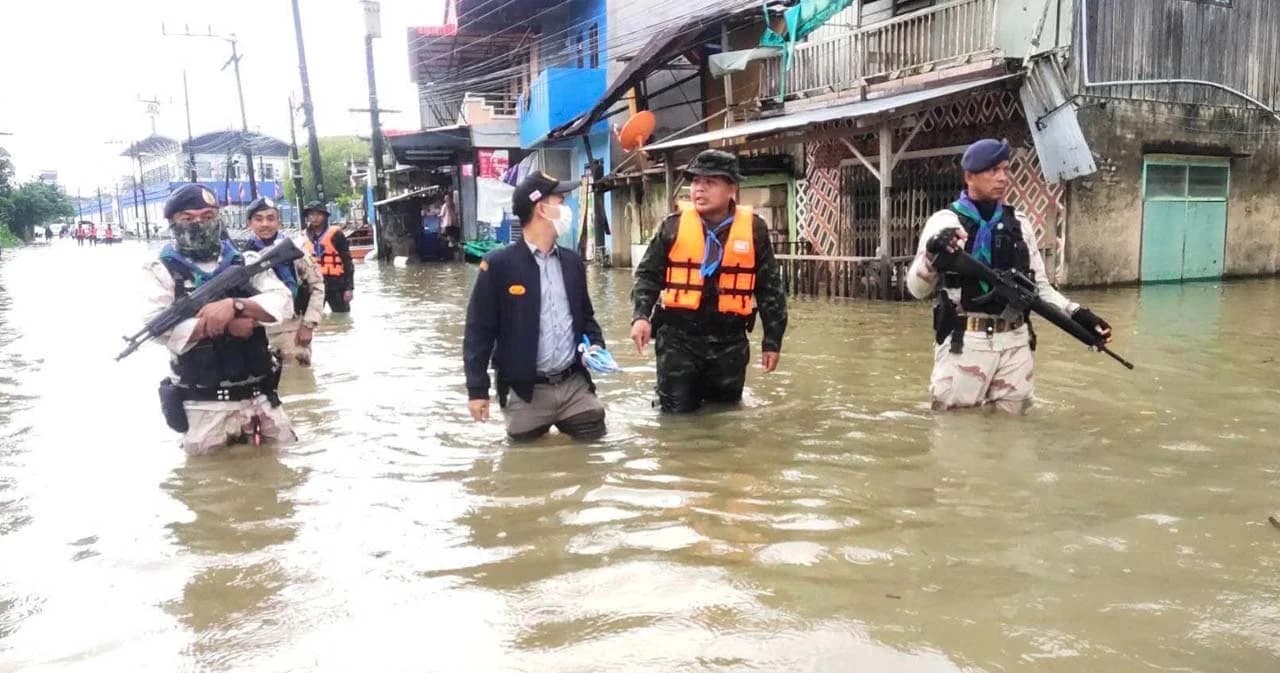 น้ำท่วมนราธิวาสกระทบ 9 อำเภอ ล่าสุดสถานการณ์เริ่มคลี่คลาย ผู้ว่าฯ สั่งเร่งช่วยประชาชน