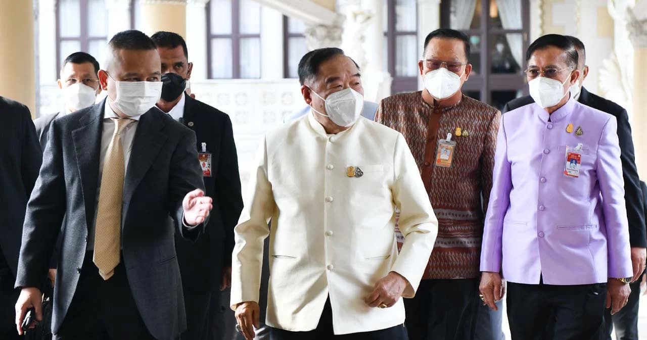 ‘ประวิตร’ ลั่น ‘ประยุทธ์’ ไปอยู่พรรคไหนก็ยังรักเหมือนเดิม ส่วนแคนดิเดตนายกฯ ต้องหารือสมาชิกพรรค