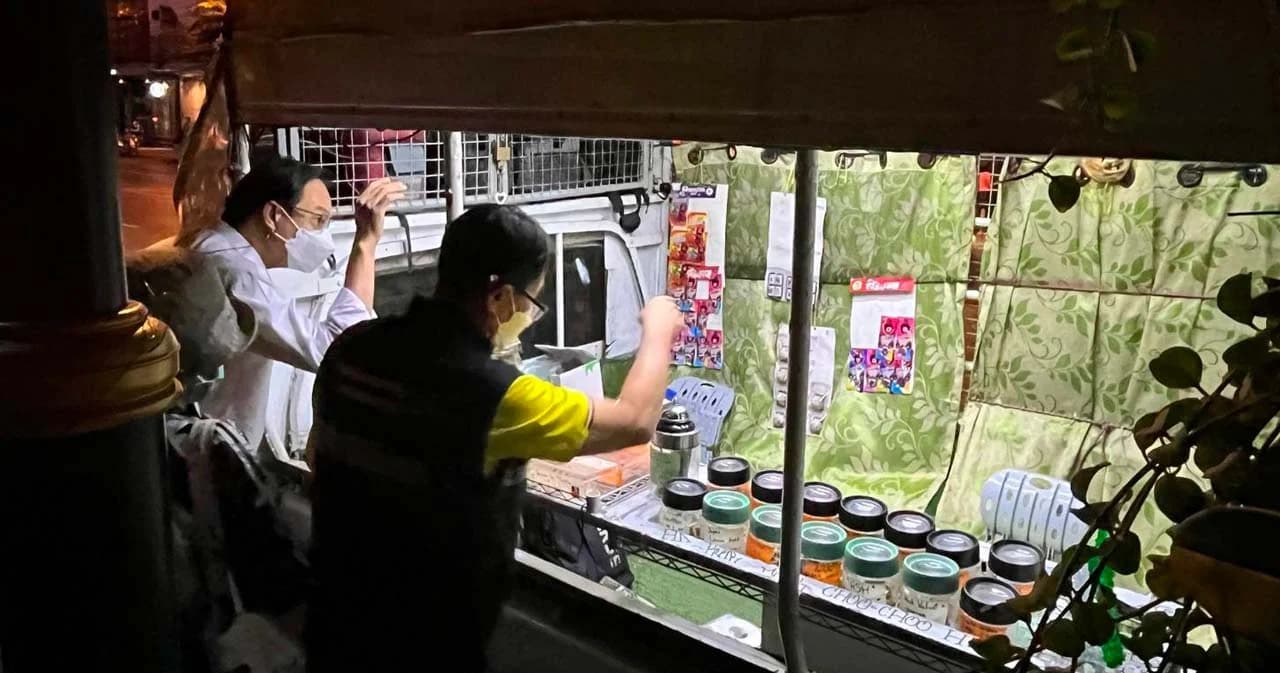 ถึงคิวย่านทองหล่อ สธ.-ตร. ลงพื้นที่จับ 6 ร้าน ผิดเงื่อนไขคุมกัญชา