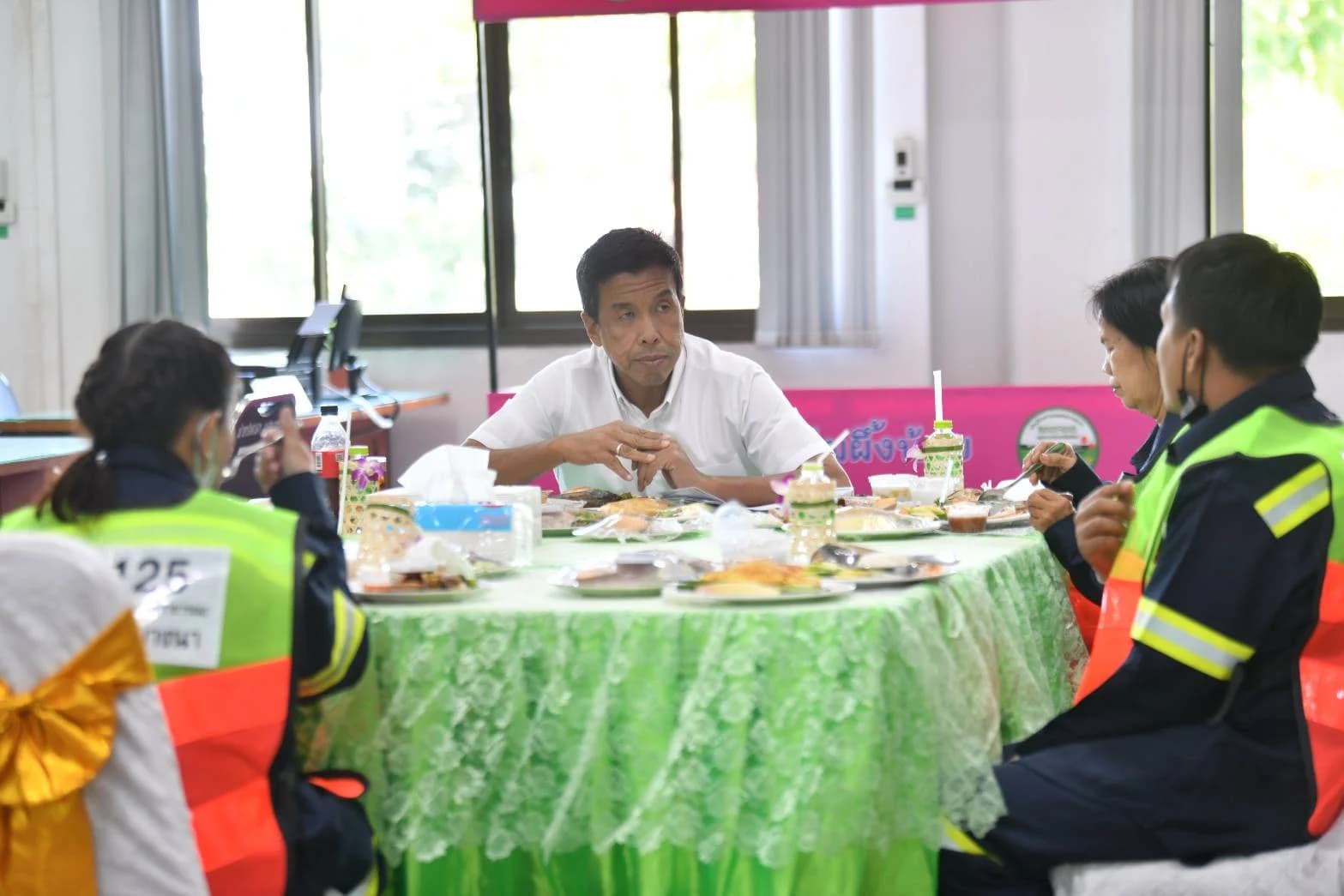 ‘ชัชชาติ’ ทานมื้อเที่ยงกับลูกจ้างเขตบางนา รับทราบปัญหาเพื่อนำไปแก้ไข