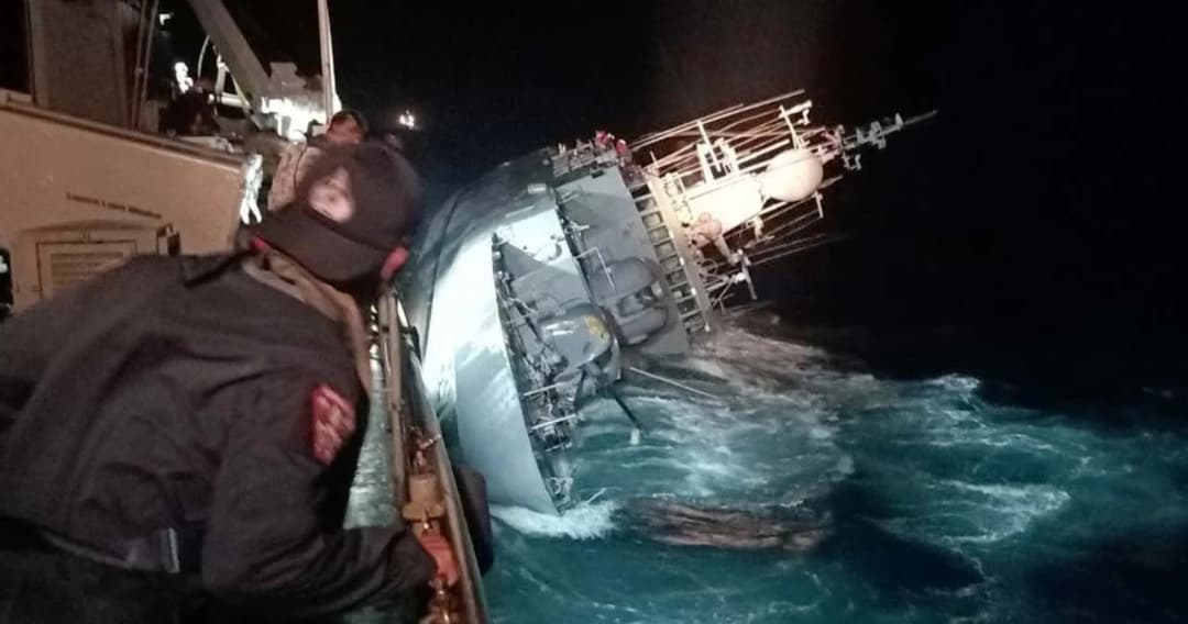 ผบ.ทร.เรียกประชุมด่วน เร่งค้นหาอีก 33 ชีวิต ‘เรือหลวงสุโขทัย’ อับปาง