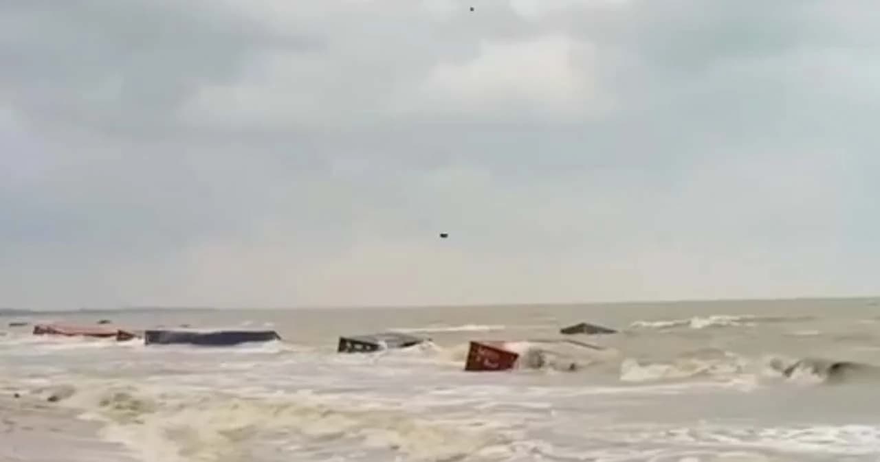 ศรชล. เตือนชาวเรือระวังคลื่นลมแรง เผย 2 วันที่ผ่านมาเรืออับปางกลางทะเลแล้ว 5 ลำ