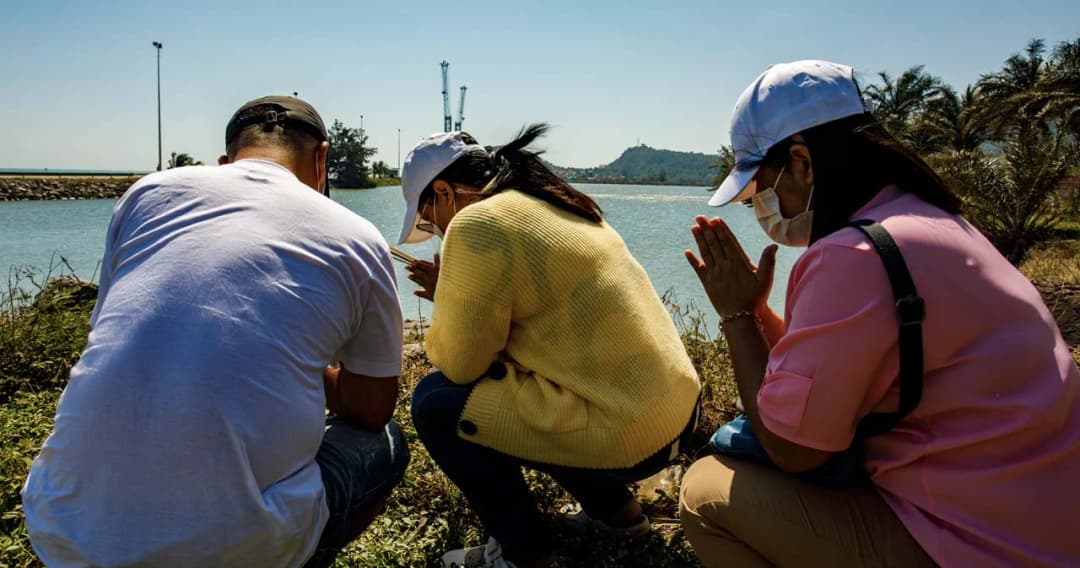 ประมวลภาพ ญาติผู้ประสบภัย เรือหลวงสุโขทัย ยังรอคอยอย่างมีความหวัง