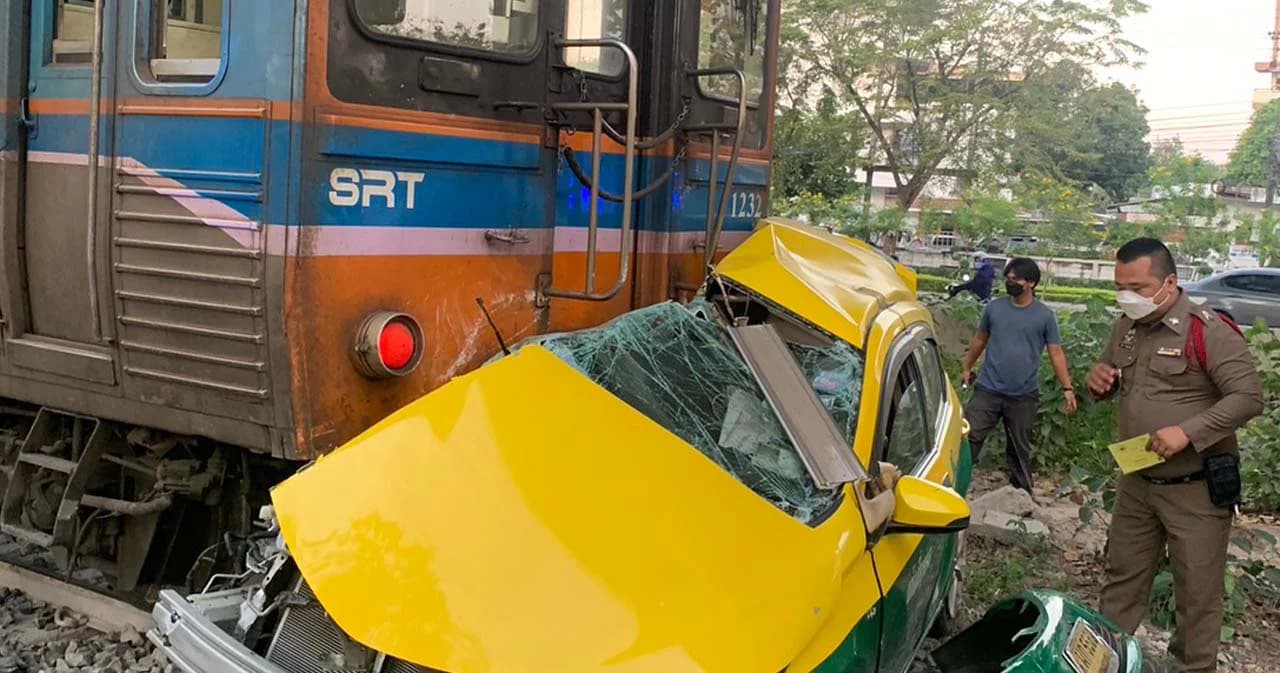 แท็กซี่ขับฝ่าเครื่องกั้นทางรถไฟแยกนอร์ธปาร์ค ถูกรถไฟชน คนขับเสียชีวิต