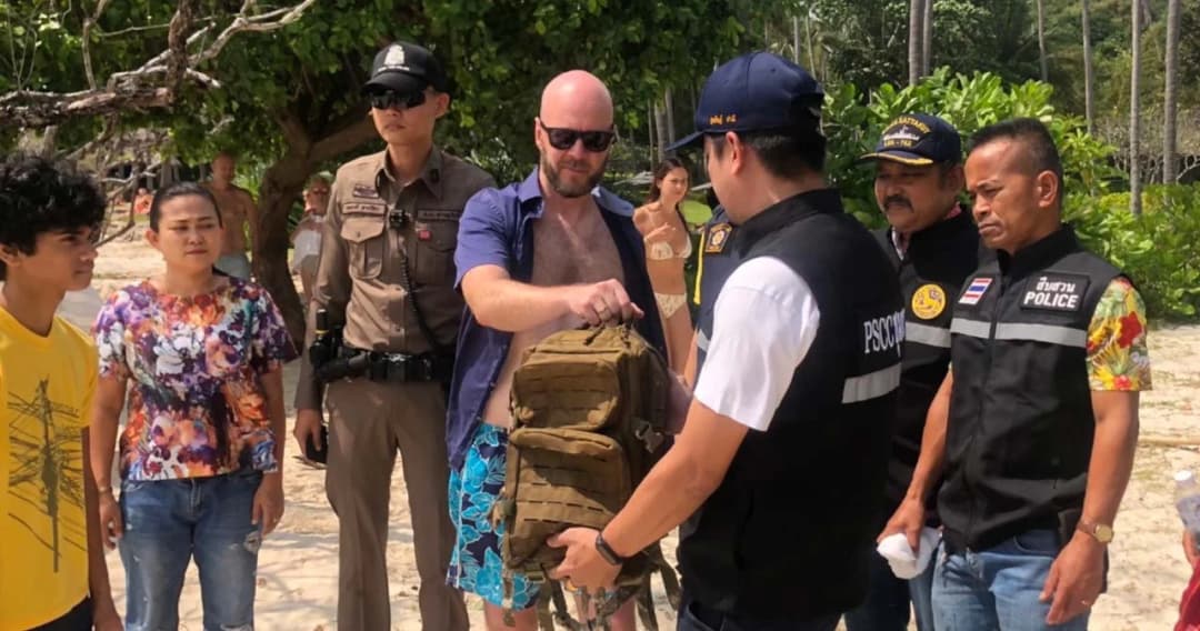 นักท่องเที่ยวต่างชาติพบกระเป๋าเป้พลทหารจากเรือสุโขทัย ลอยไปไกลถึงเกาะเต่า