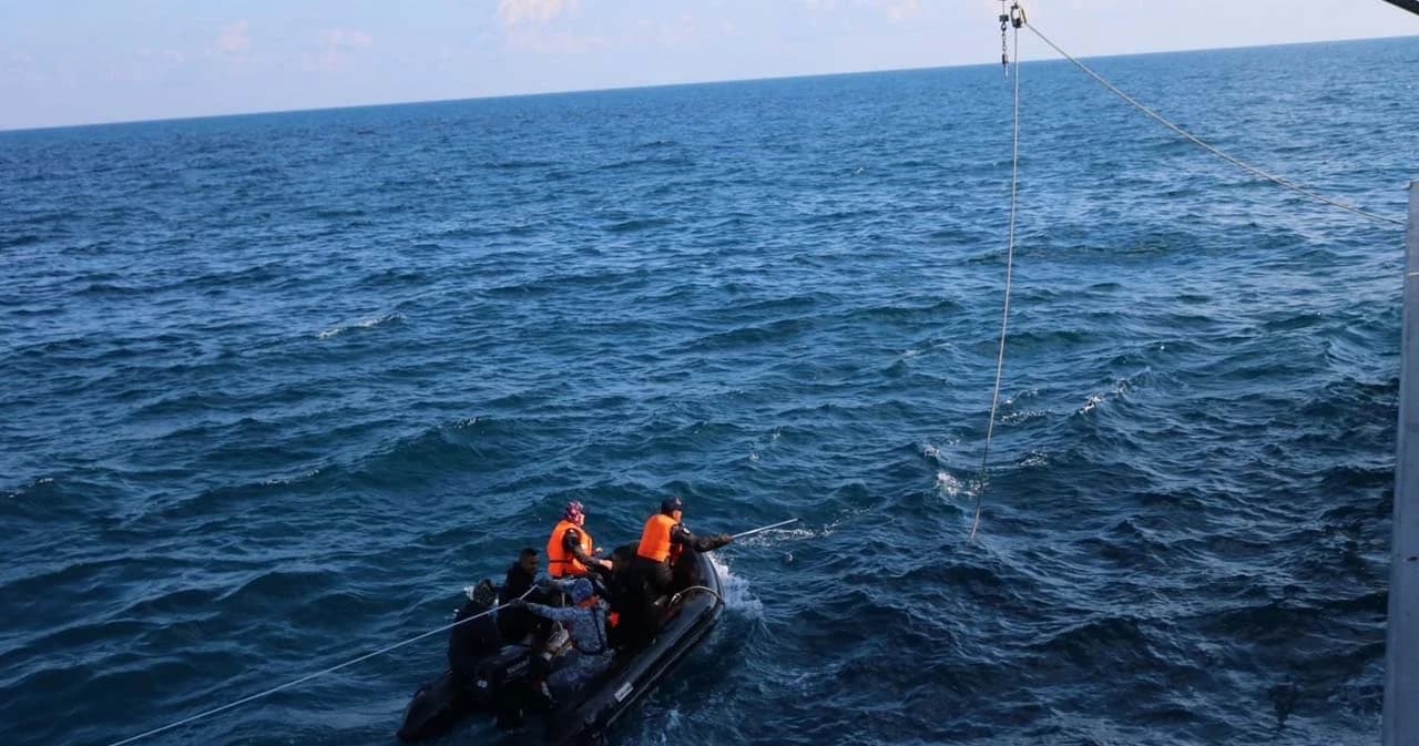 ทร.ยันร่างผู้เสียชีวิตใส่เสื้อกองทัพเรือที่พบ จ.สงขลา ไม่ใช่กำลังพลของเรือหลวงสุโขทัย ขณะนี้ยังไม่พบผู้เสียชีวิตเพิ่ม