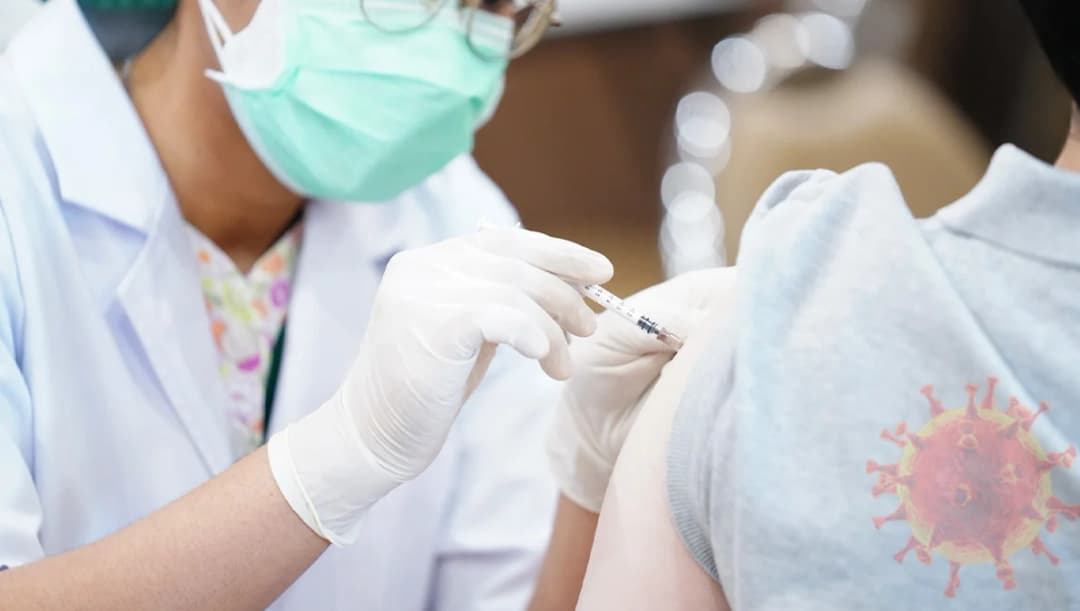 ไทยติดโควิดรายสัปดาห์ 2,900 ราย แพทย์แนะฉีดเข็มกระตุ้นก่อนปีใหม่