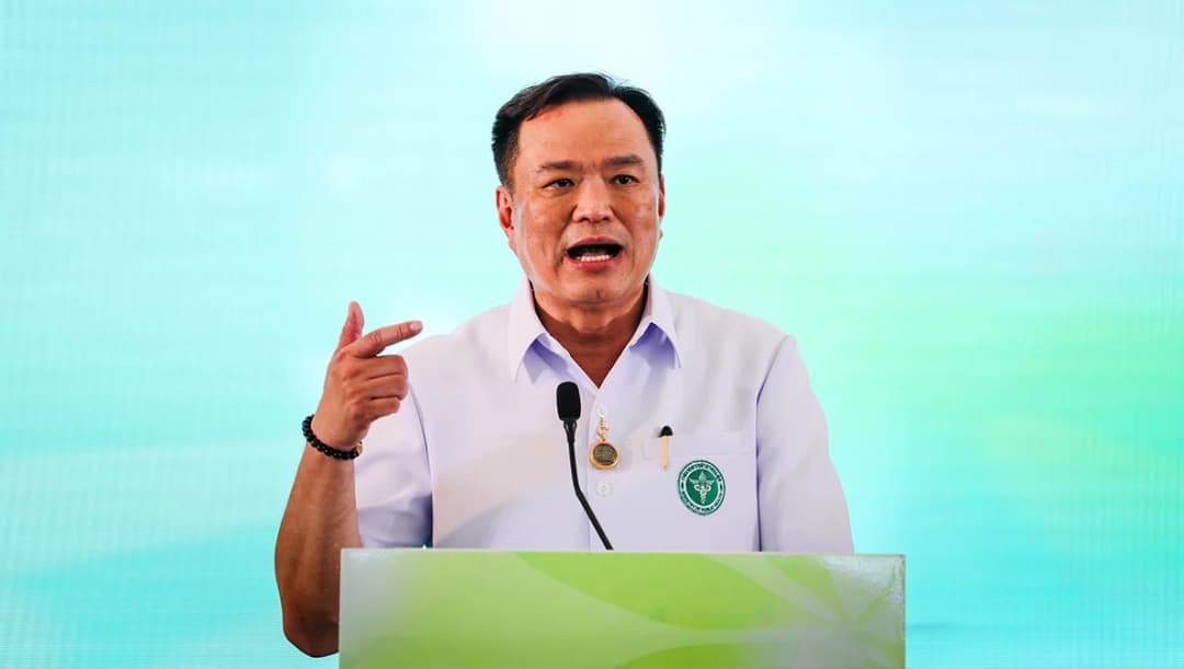 ‘อนุทิน’ ยิ้มรับฉายา ‘ภูมิใจดูด พูดแล้วดอย’