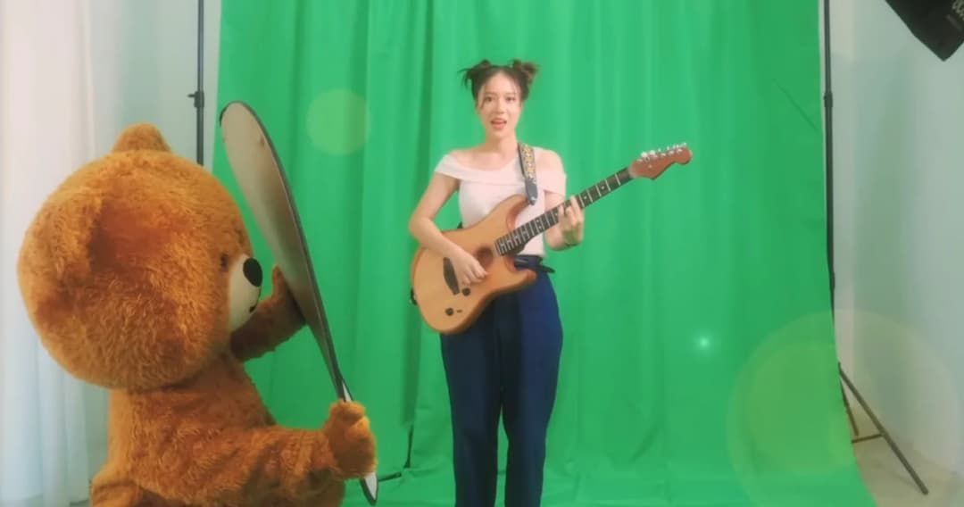 โอบกอดตัวเองแล้วบอกว่า ‘it’s ok’ บทเพลงฮีลใจจาก ‘เอิ๊ต ภัทรวี’