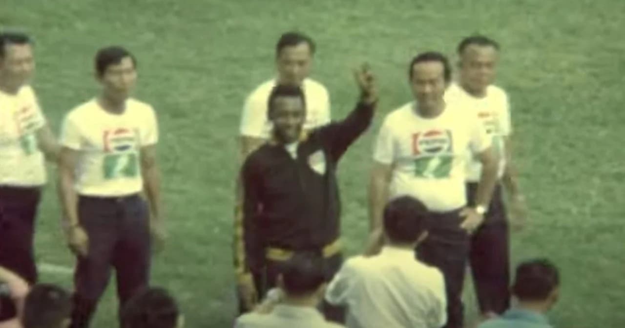 เปิดภาพฟิล์มย้อนความทรงจำ ‘เปเล่’ ราชาลูกหนังโลก มาเยือนไทย