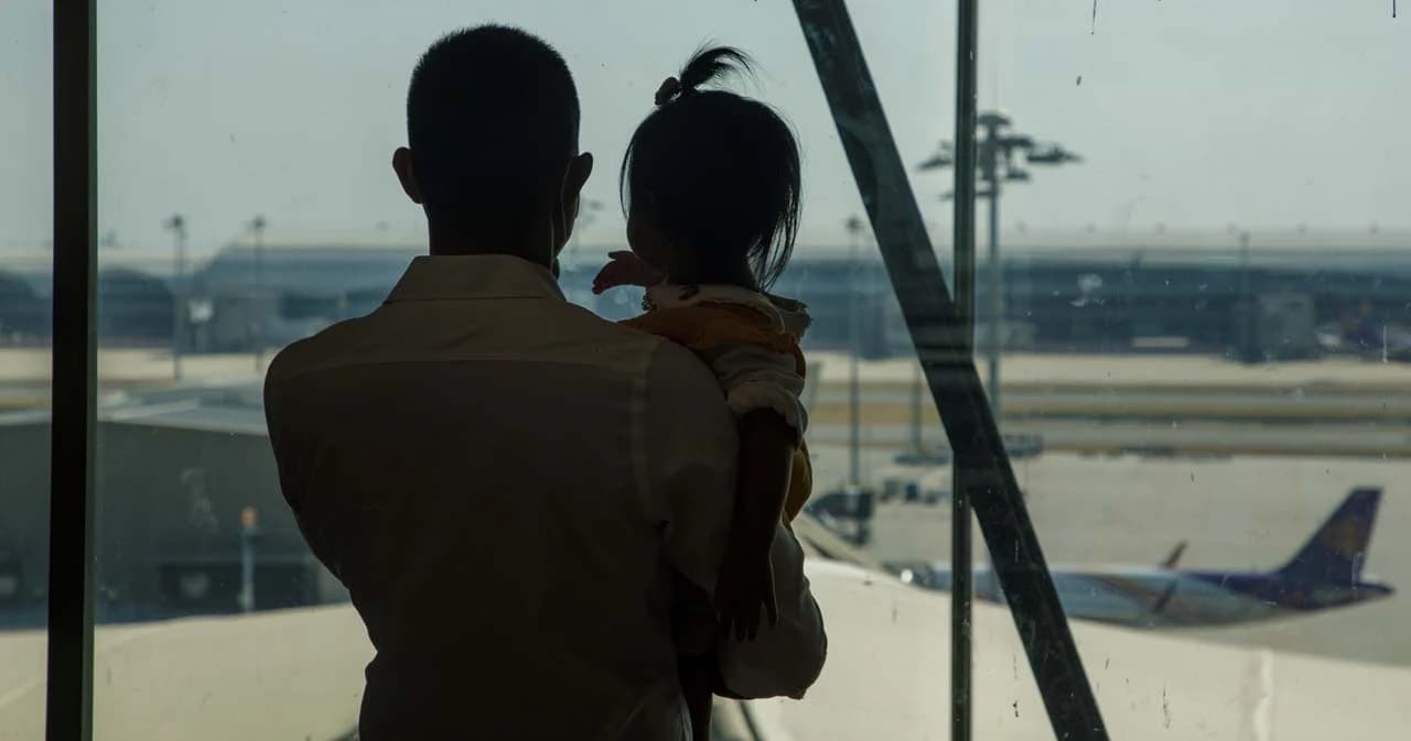 พาเด็กอายุต่ำกว่า 7 ปี ขึ้นเครื่องบินต้องใช้สูจิบัตรตัวจริง แต่ถ้าอายุ 7 ปีขึ้นไปต้องใช้บัตรประชาชน