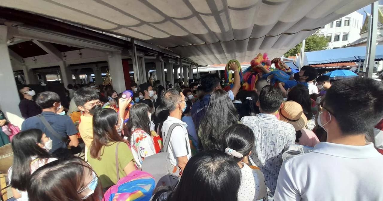 นักท่องเที่ยวไหว้พระทำบุญบริเวณพื้นที่รอบเกาะรัตนโกสินทร์อย่างเนืองแน่น