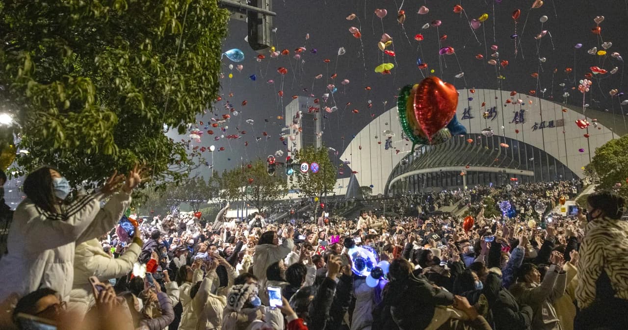 จีนฉลองปีใหม่ครึกครื้น เชื่อรัฐบาลสร้างความมั่นใจ ควบคุมสถานการณ์โควิดได้แล้ว