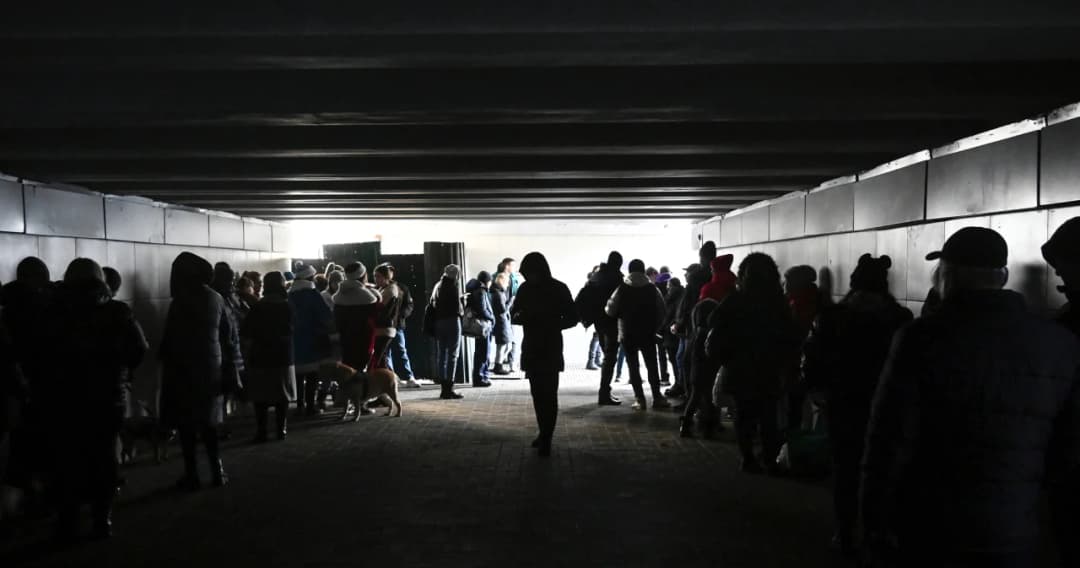 รัสเซียฉลองปีใหม่ด้วยสงคราม เดินหน้าถล่มยูเครนไม่หยุด ทำพลเรือนต้องใช้ชีวิตในความมืดมิด