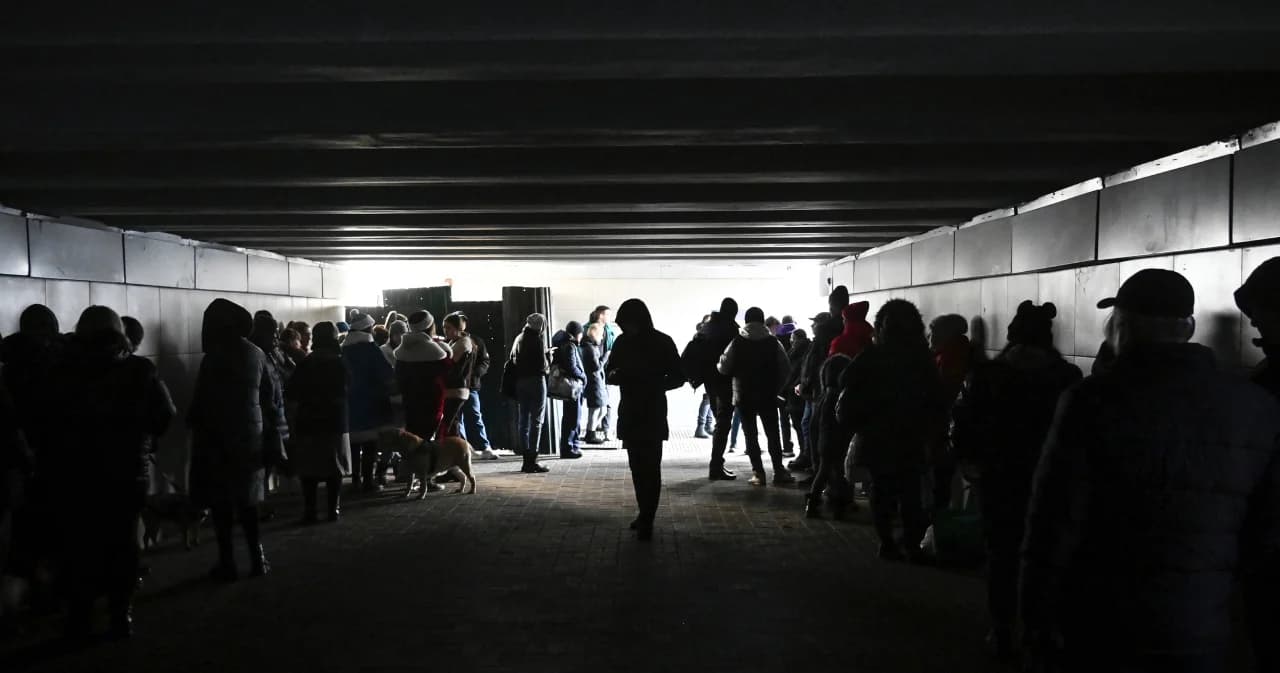 รัสเซียฉลองปีใหม่ด้วยสงคราม เดินหน้าถล่มยูเครนไม่หยุด ทำพลเรือนต้องใช้ชีวิตในความมืดมิด