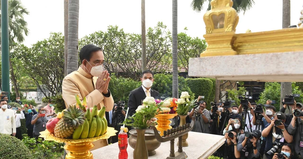 นายกฯ ทำบุญขึ้นปีใหม่ 2566 ขอทุกคนช่วยกันทำบ้านเมืองให้มีความสุข