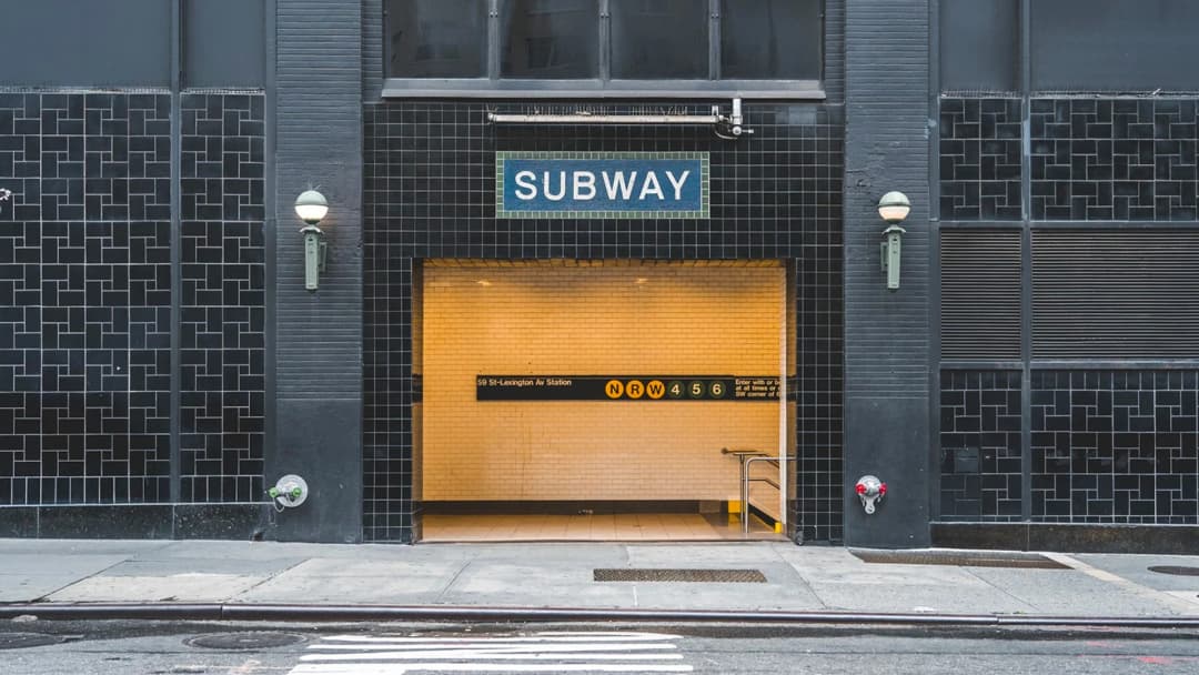 รถไฟใต้ดินนิวยอร์ก  เปลี่ยนป้ายยังไงให้คุ้มค่า