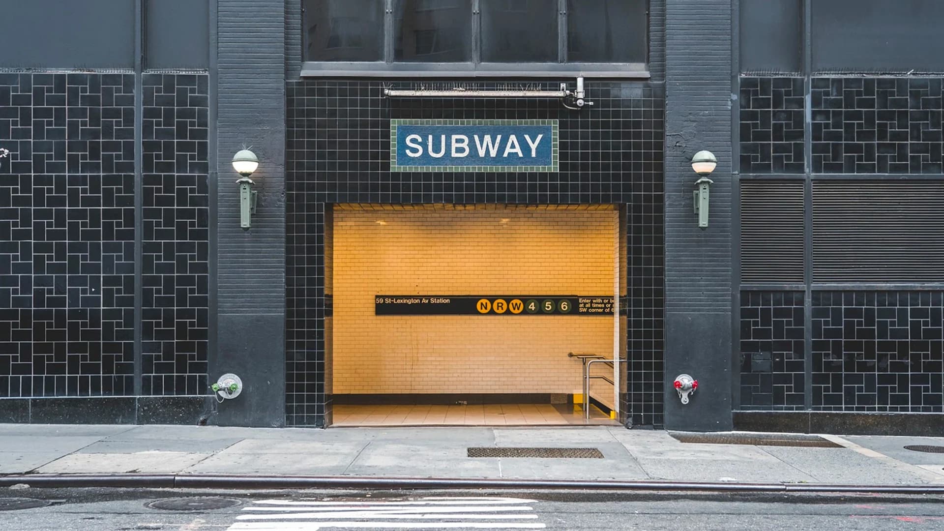 รถไฟใต้ดินนิวยอร์ก เปลี่ยนป้ายยังไงให้คุ้มค่า