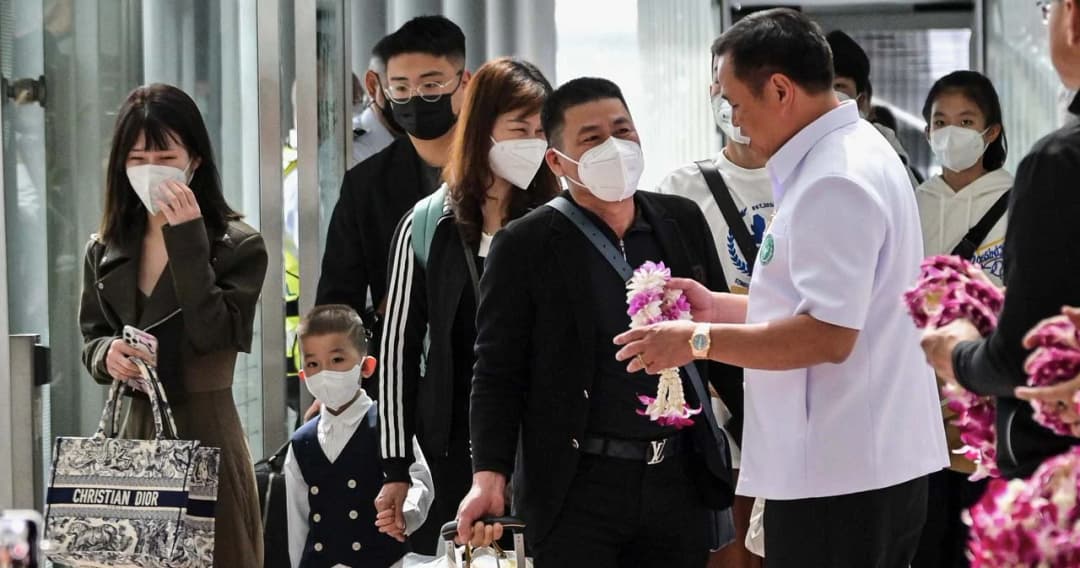 เที่ยวบินแรกถึงไทยแล้ว ‘อนุทิน’ นำต้อนรับ 269 นักท่องเที่ยว เดินทางมาจากจีน