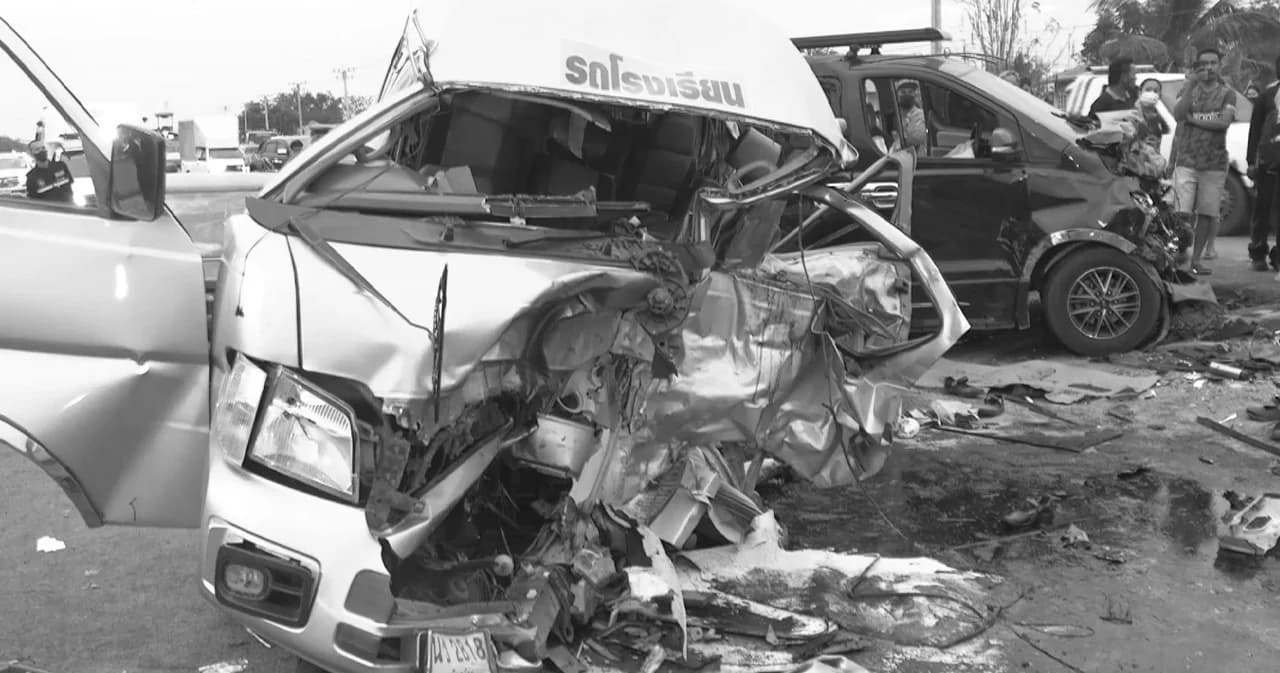 เก๋งแซงไม่พ้นประสานงารถตู้รับส่งนักเรียน จ.พิจิตร เด็กเล็กเจ็บ 15 ราย เสียชีวิต 2 ราย