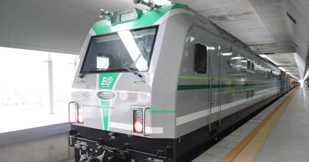 การรถไฟฯ เปิดทดลองใช้หัวรถจักรพลังงานไฟฟ้าจากแบตเตอรี่คันแรกของไทย 