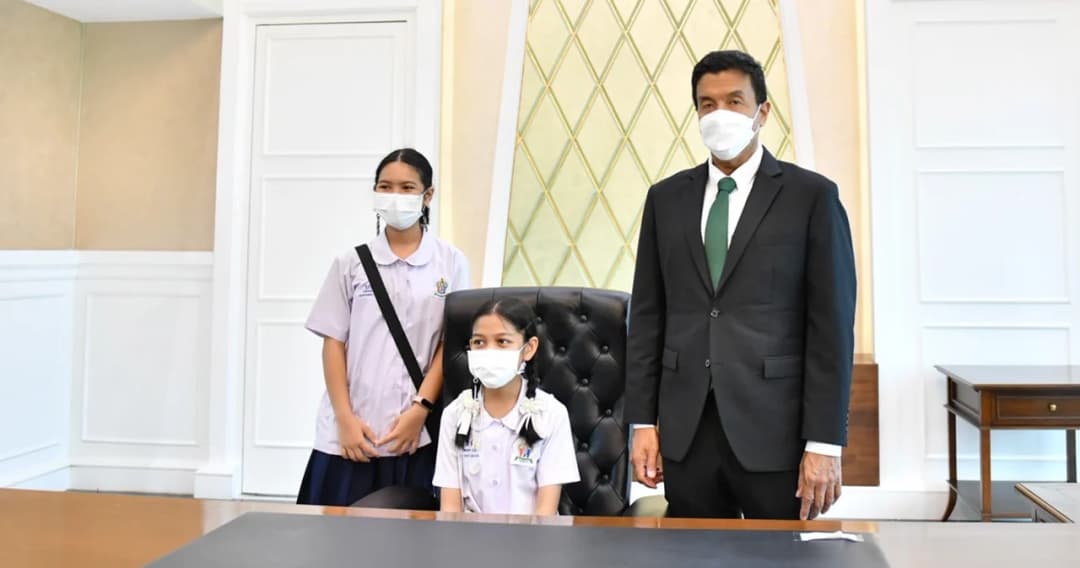 ‘ชัชชาติ’ เปิดห้องทำงานให้เด็กนั่งเก้าอี้ผู้ว่าฯ กทม.