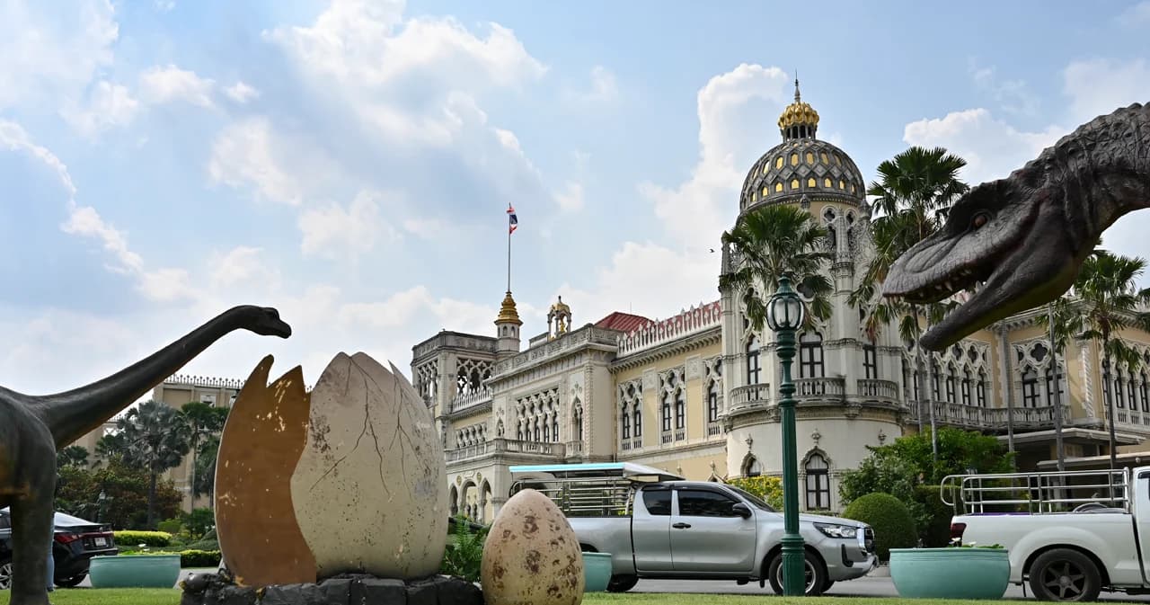 ไดโนเสาร์ บุกทำเนียบเตรียมจัดงานวันเด็กแห่งชาติ 2566