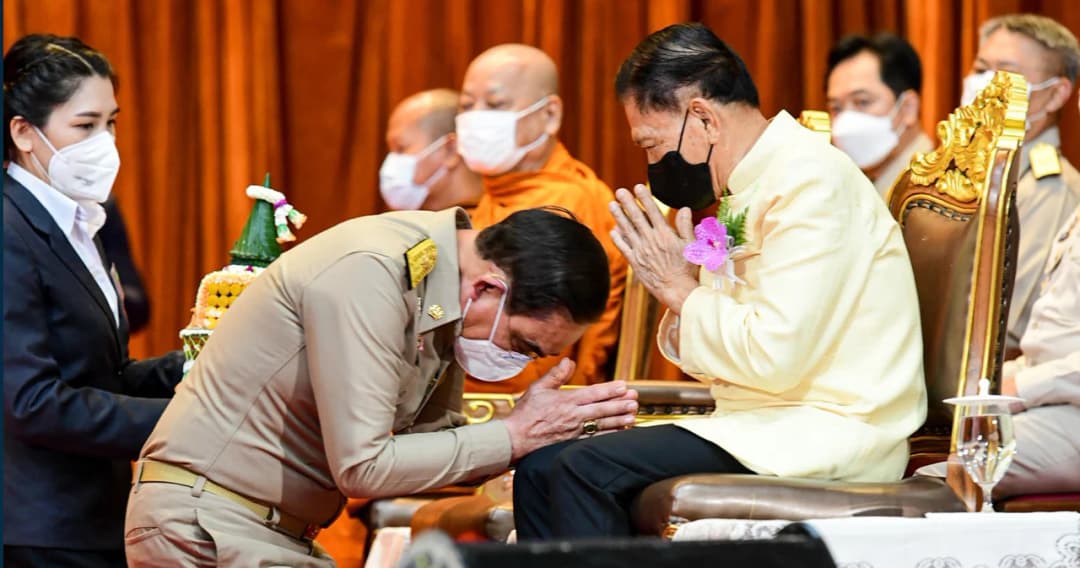 นายกฯ ประธานงานวันครู กราบอาจารย์โรงเรียนนายร้อยฯ และเป็นรุ่นพี่โรงเรียนวัดนวลนรดิศ