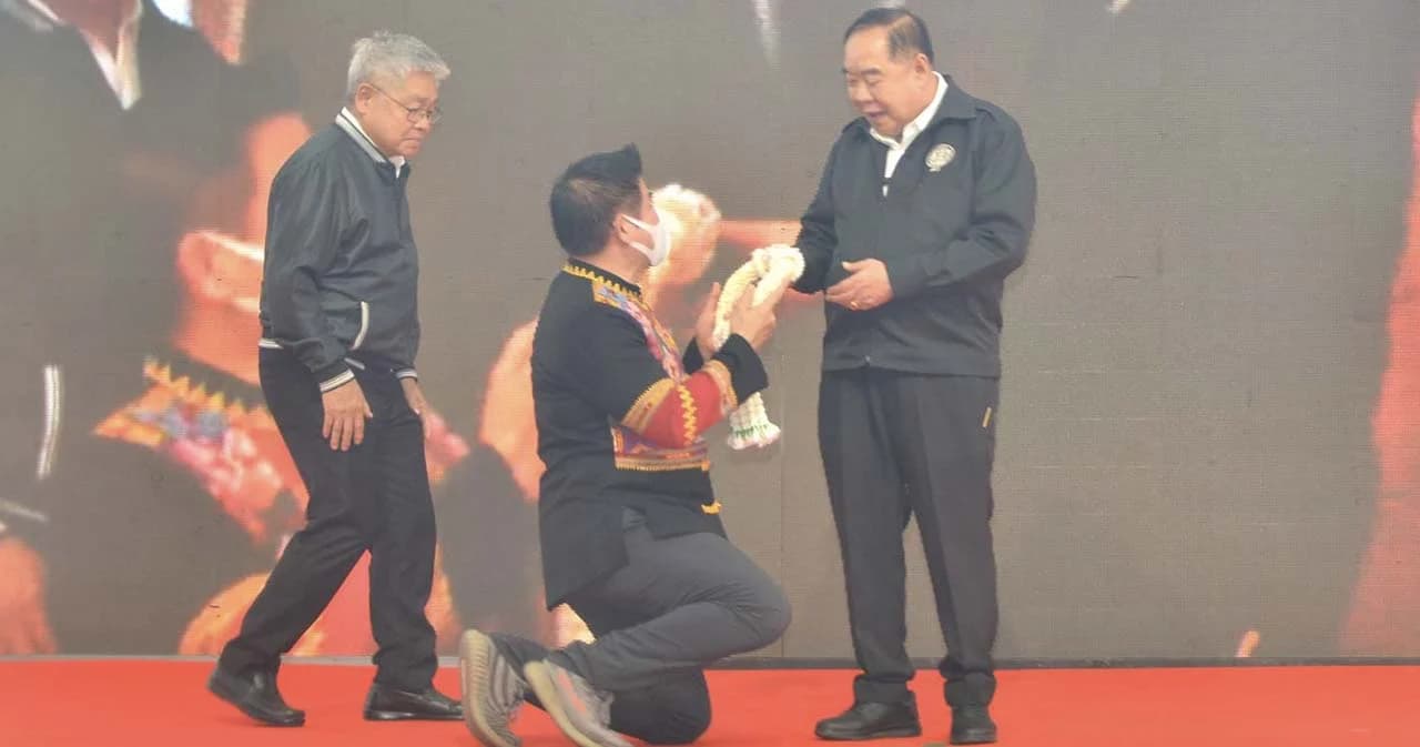 ‘ธรรมนัส’ คุกเข่าไหว้ ‘ประวิตร’ รอฟังคำสั่งให้กลับเข้าพรรค ‘พลังประชารัฐ’