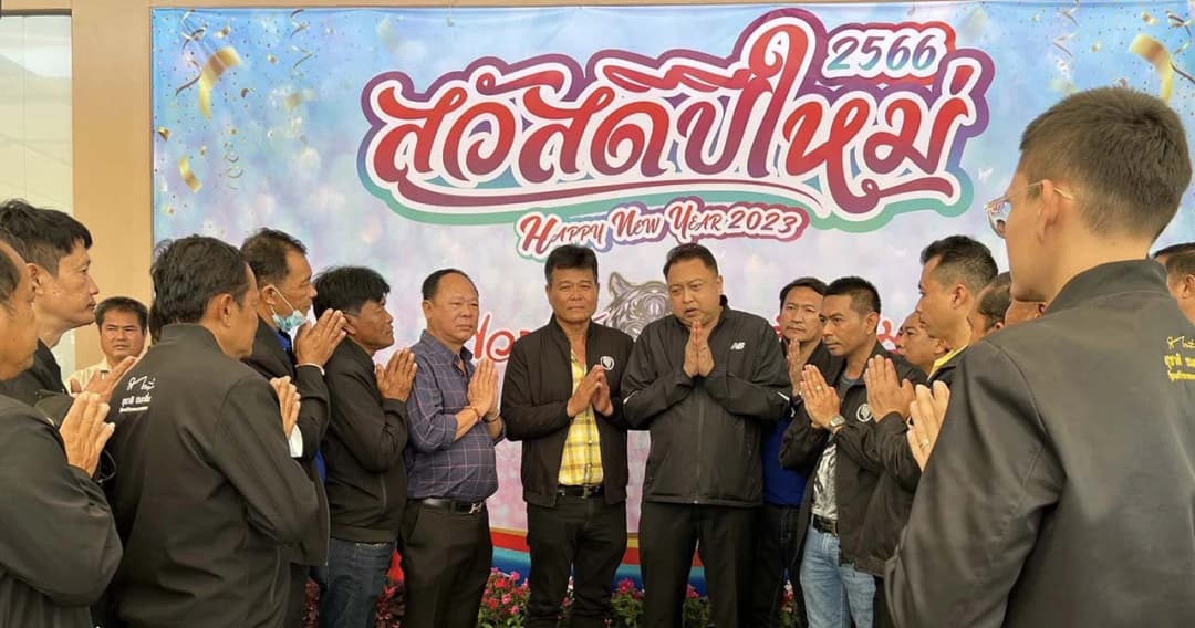 ‘สุชาติ’ แจงภาพตำรวจนำพวงมาลัยใส่พานมาไหว้เป็นไปตามประเพณี อย่าด้อยค่าข้าราชการดีๆ 