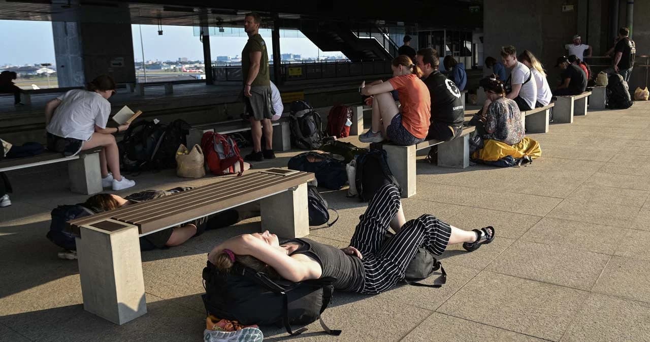 ประมวลภาพ นักท่องเที่ยวต่างชาติ นั่ง-นอน รอหลายชั่วโมง หลังรถไฟวันนี้ล่าช้า