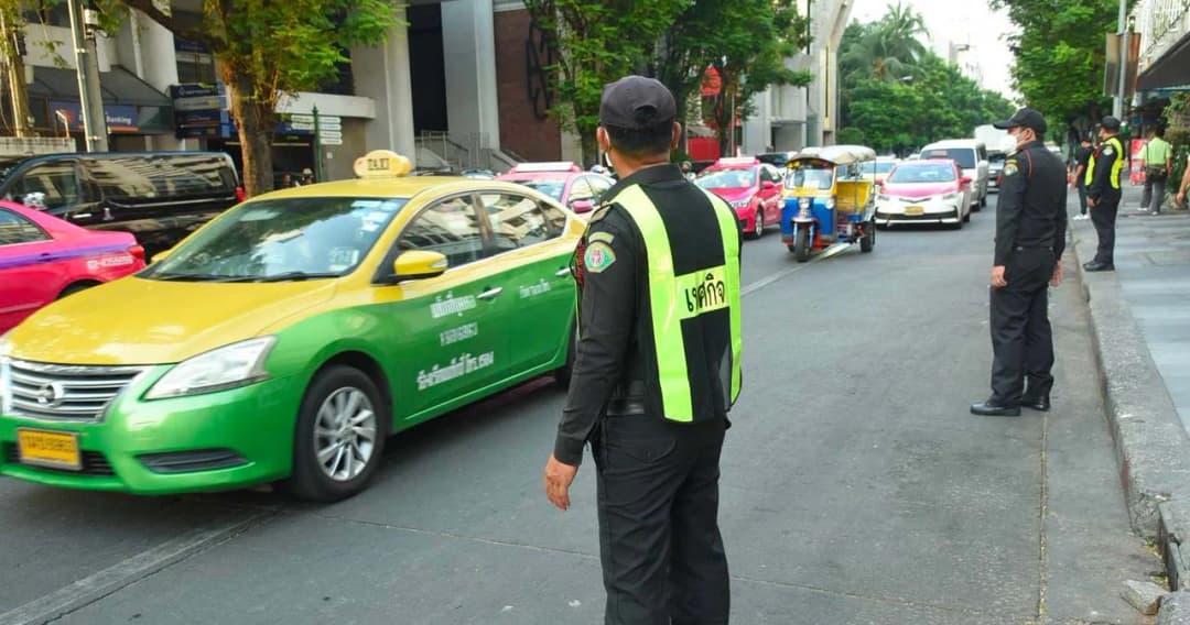 กทม.เตรียมกล้อง CCTV ตรวจจับ ‘แท็กซี่-ตุ๊กตุ๊ก’ จอดแช่ นำร่องซอยนานา