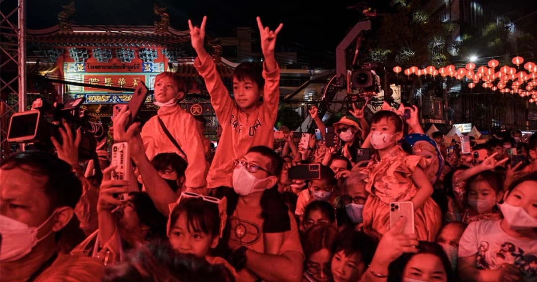 ขี่คอพ่อ ว๊าก ‘ทรงอย่างแบด’ กระหึ่มเยาวราช Paper Planes โชว์สดเต็มวง งานตรุษจีน ปี 66