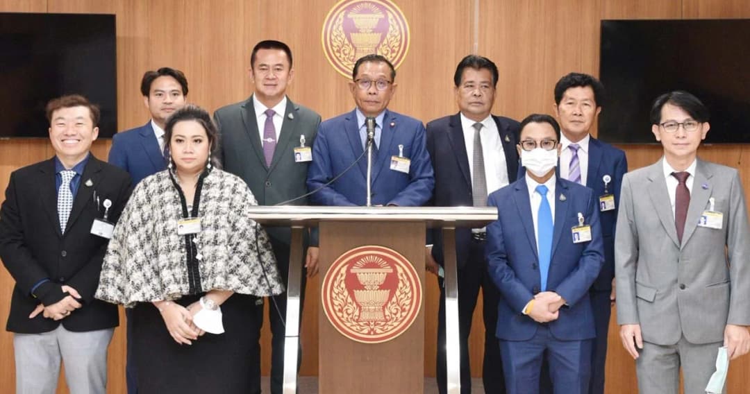 ภูมิใจไทย ขู่ ‘ยุบพรรค’ หลังฝ่ายค้าน ยื่นศาลรธน. ถอดถอน ‘ศักดิ์สยาม’