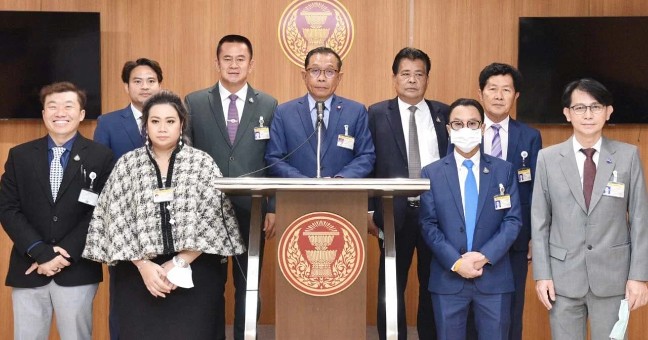 ภูมิใจไทย ขู่ ‘ยุบพรรค’ หลังฝ่ายค้าน ยื่นศาลรธน. ถอดถอน ‘ศักดิ์สยาม’