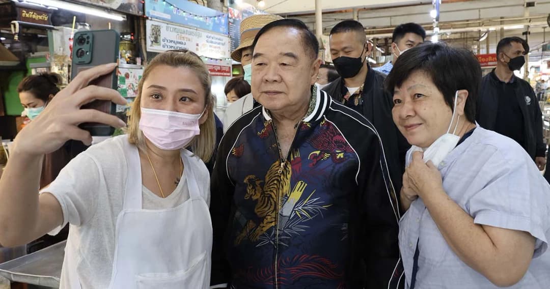 ‘พล.อ.ประวิตร’ เดินตลาด อ.ต.ก.แต่เช้า คนเชียร์เป็นนายกฯ คนที่ 30 