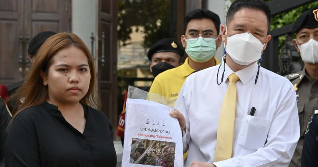 ประมวลภาพ ยื่น 6,514 รายชื่อถึงประธานศาลฎีกา สนับสนุนข้อเรียกร้องของ ตะวัน-แบม