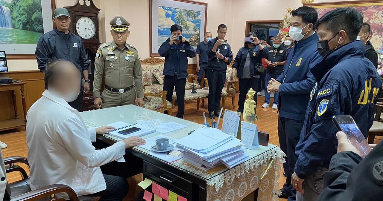 จับผู้อำนวยการโรงเรียนดังย่านบางชัน คลองสามวา ปมเรียกรับเงินคู่สัญญาทำอาหารนักเรียน พบหลักฐานเงินสดกว่า 3 แสนบาท