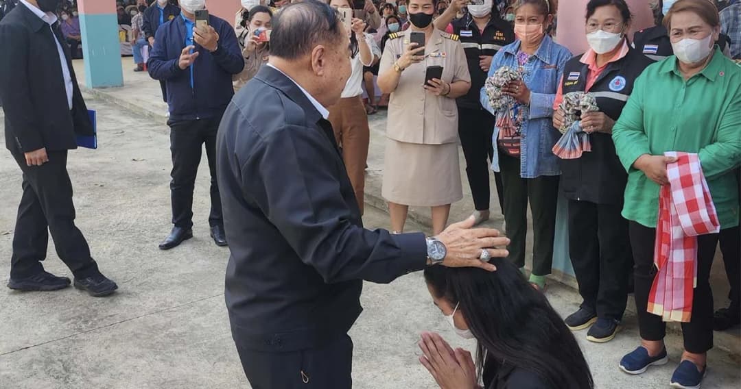 ‘ประวิตร’ ตรวจราชการ จ.ราชบุรี เปิดตัวผู้สมัคร ส.ส. ด้าน ’ปารีณา’ คุกเข่าไหว้สวยต้อนรับ