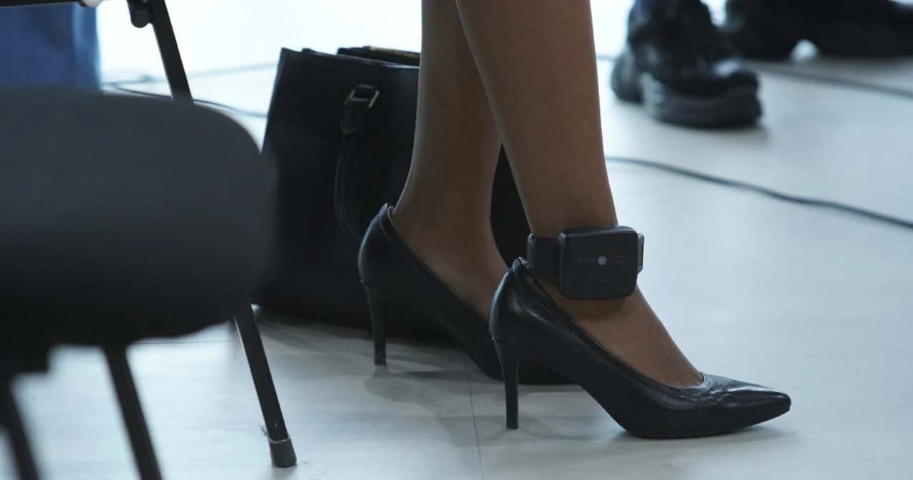 ศาลอาญา สั่งปลดกำไล EM 5 นักกิจกรรมทางการเมือง ‘ลูกเกด-ไมค์-ไผ่-เวหา-นวพล’